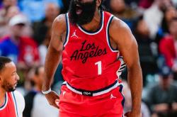 开云体育官网-哈登暴扣惊艳全场，篮球技术得到肯定