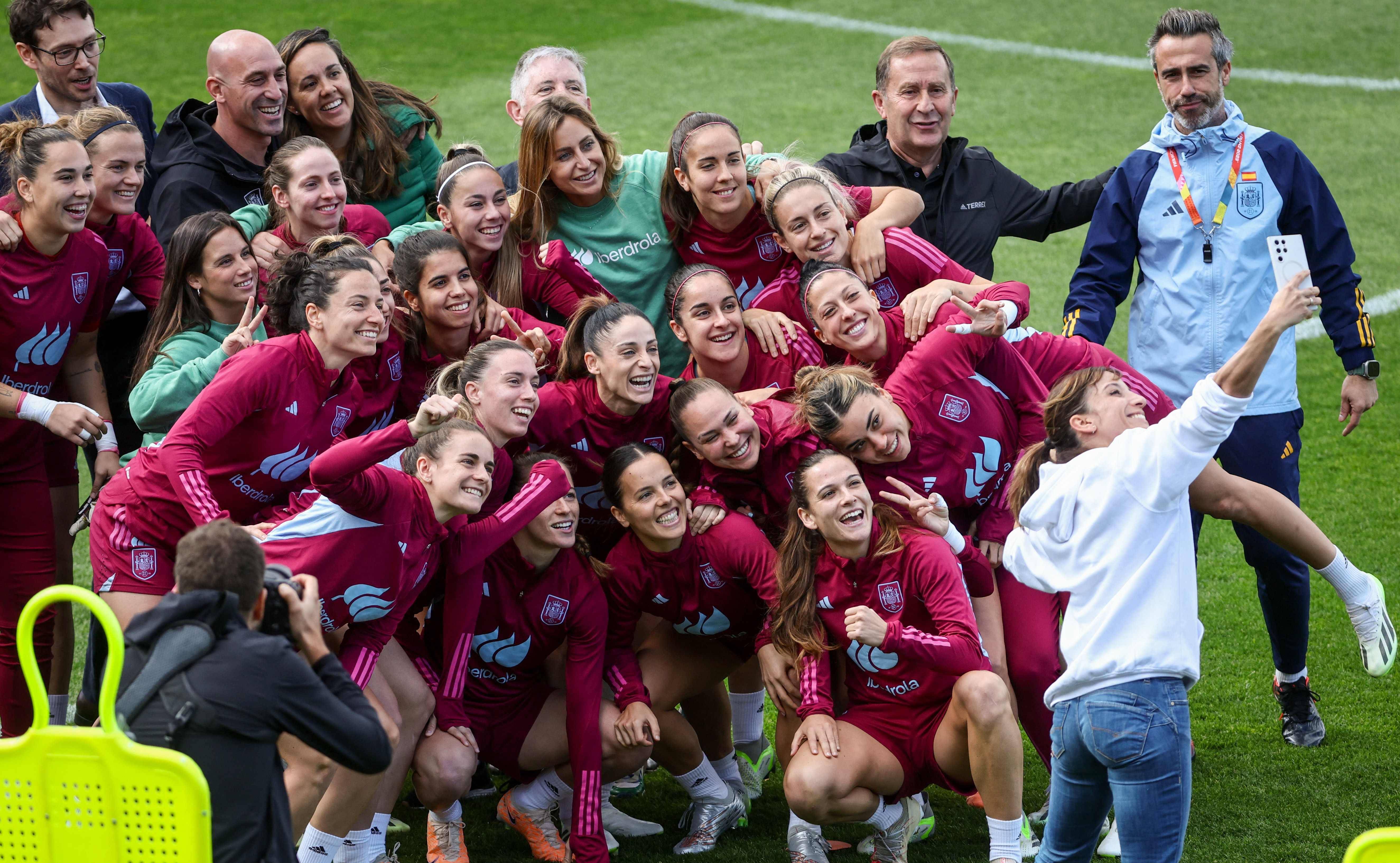 国际足球女队表现抢眼，比赛激烈精彩