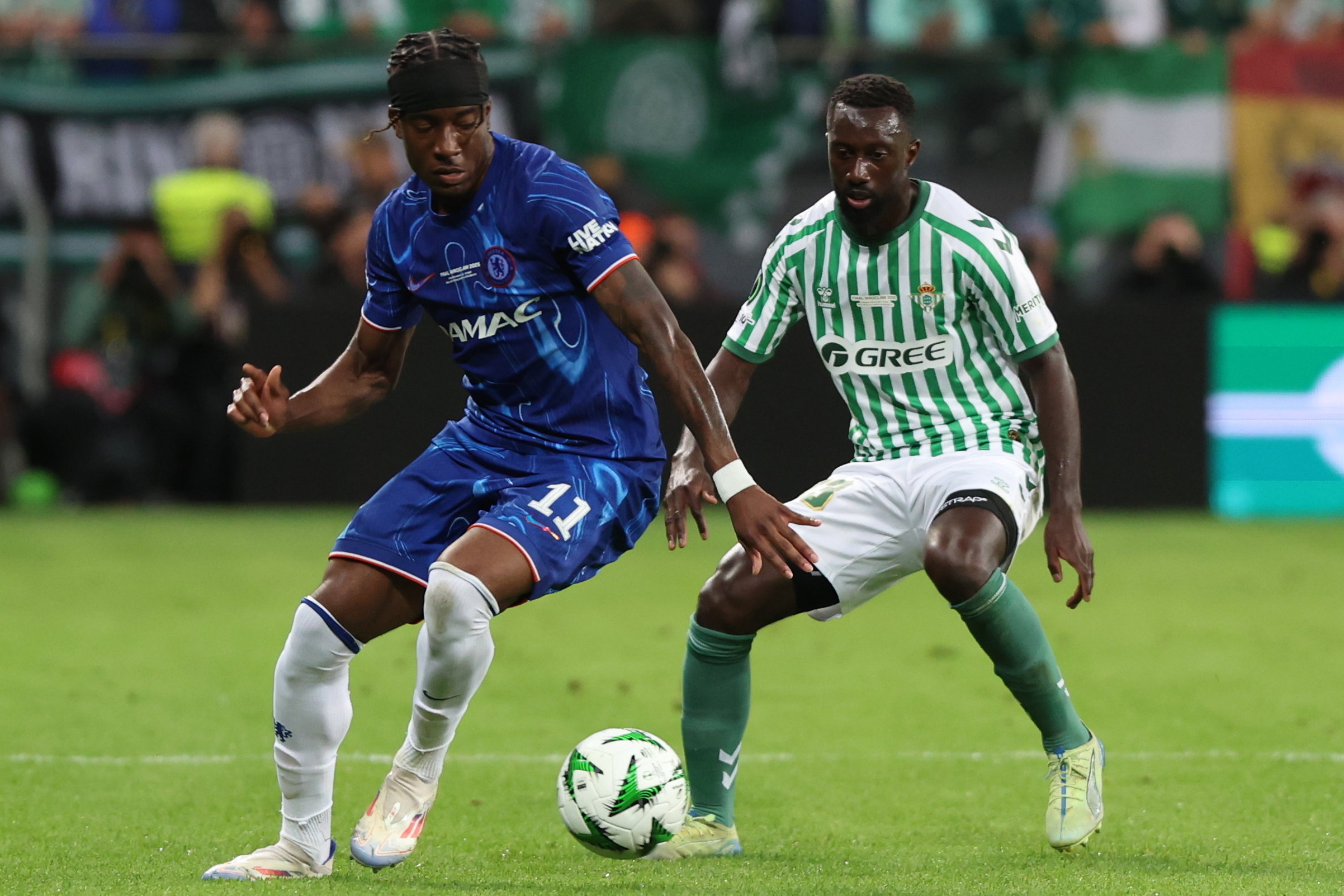 切尔西足球运动员在洲际赛事中斩获大奖 切尔西足球运动员在洲际赛事中斩获大奖