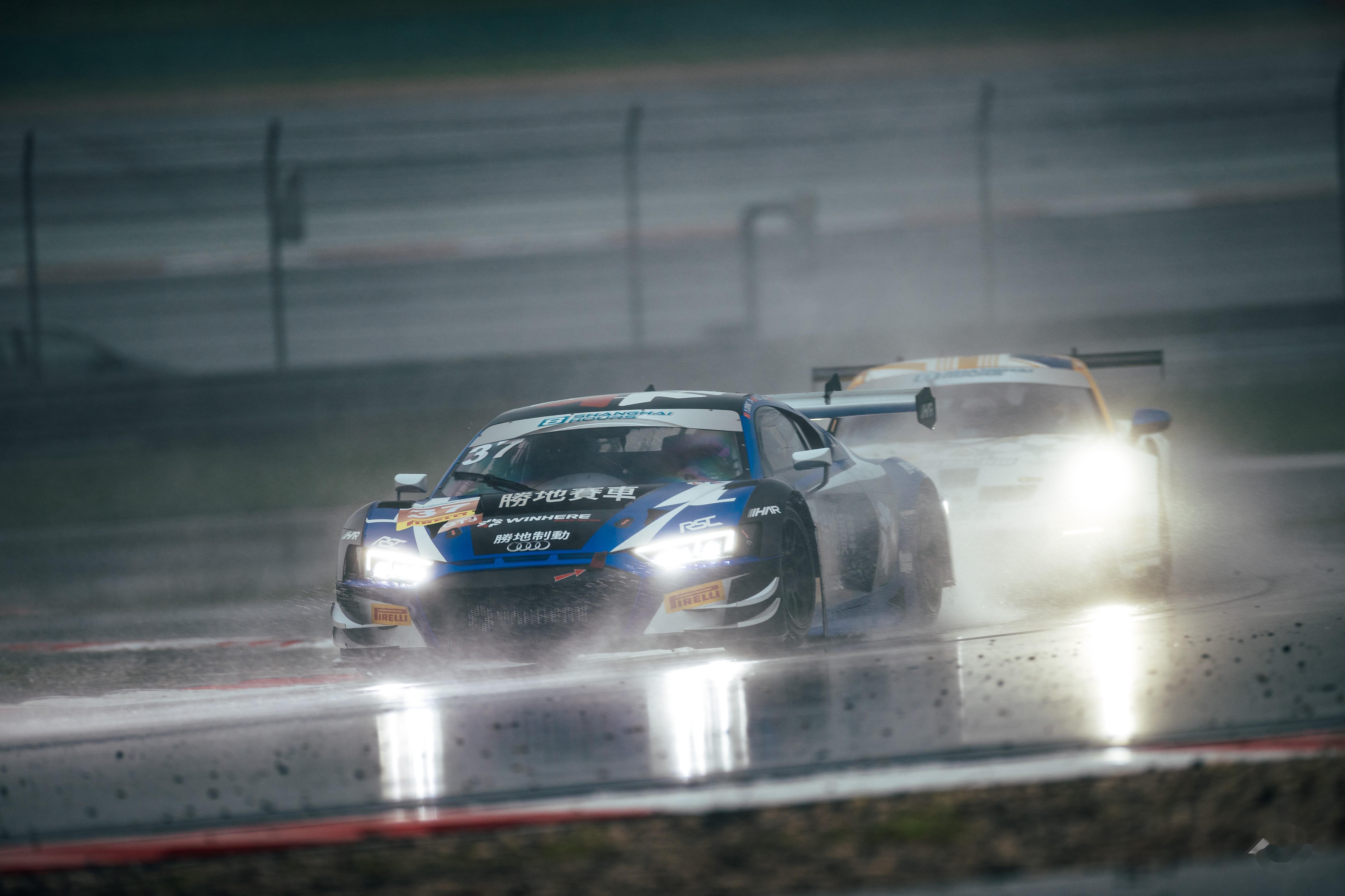 关于赛车总决赛即将打响，冠军归属成谜的信息