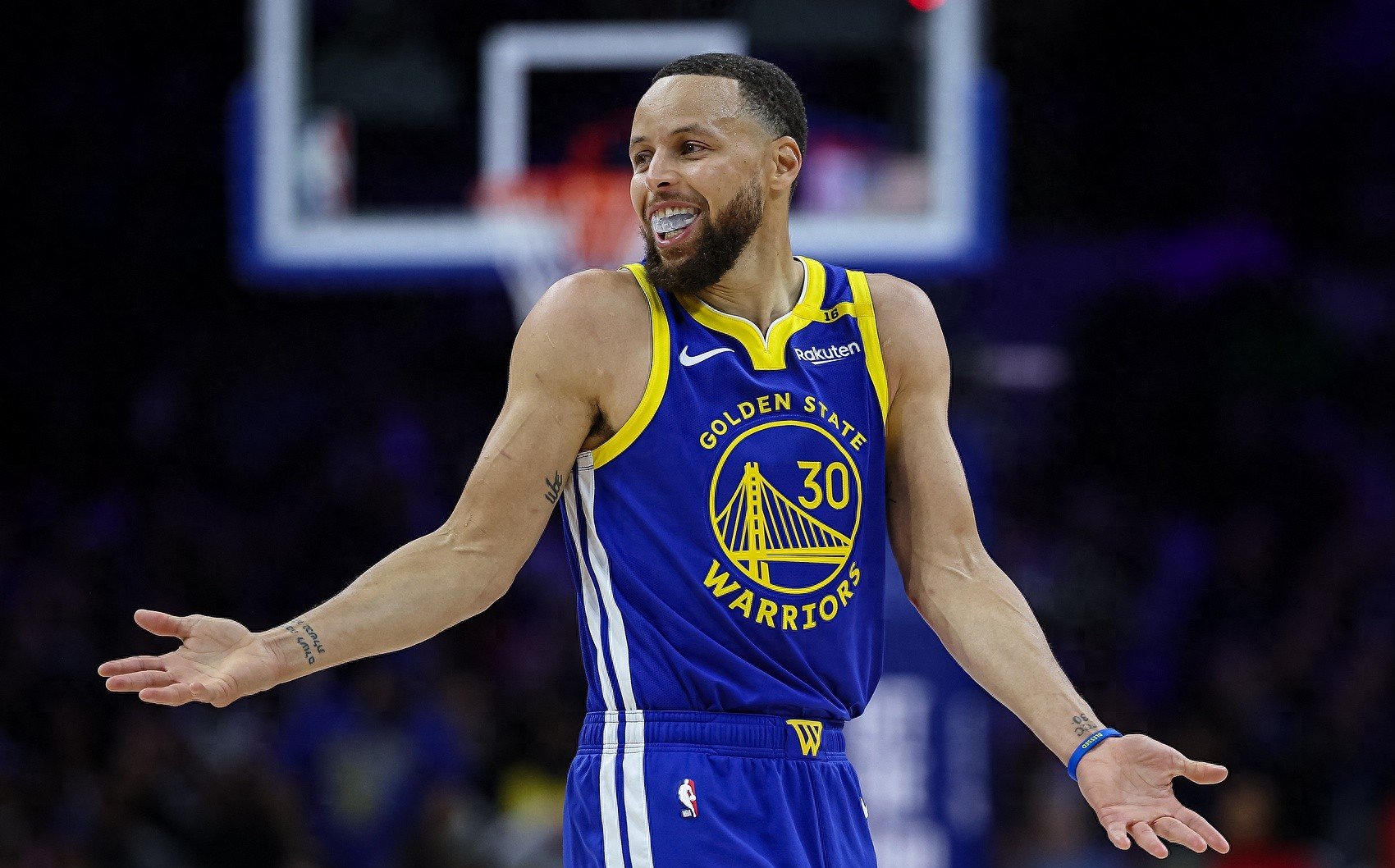 雷霆翻盘马刺，库里高光表现